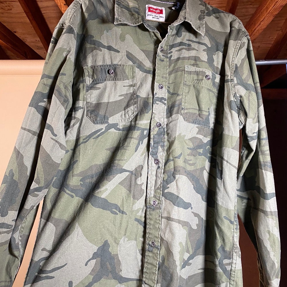 'Wrangler' Camo Men's Button Down Shirt Size Large